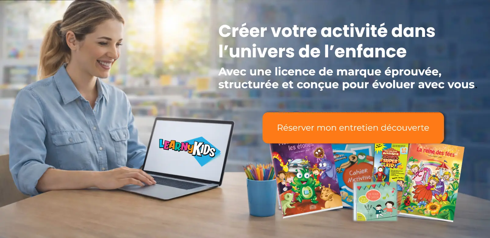 Entrepreneuse travaillant sur ordinateur avec produits LearnyKids dans l’univers de l’enfance
