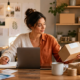 Femme développant une activité complémentaire depuis chez elle