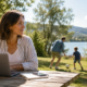 Entrepreneuse travaillant en extérieur et conciliant vie professionnelle et vie familiale