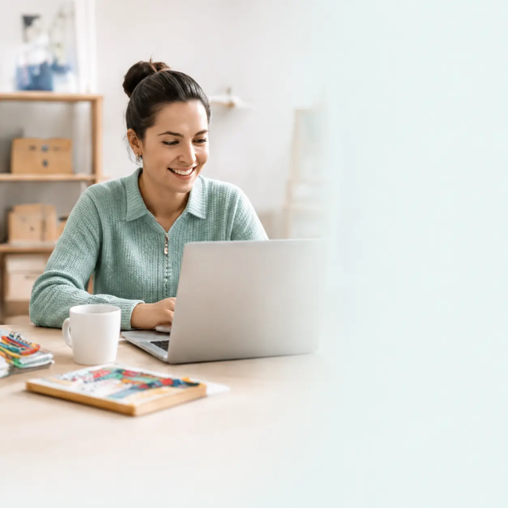Entrepreneure LearnyKids travaillant depuis chez elle sur son activité dédiée à l’univers de l’enfant