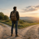 Homme face à plusieurs chemins symbolisant la peur de se lancer dans l’entrepreneuriat