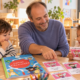 Un professionnel de la petite enfance partage le cahier d’activités et les jeux sur les émotions LearnyKids avec deux enfants.