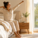 Femme qui commence sa routine du matin en s'étirant au réveil